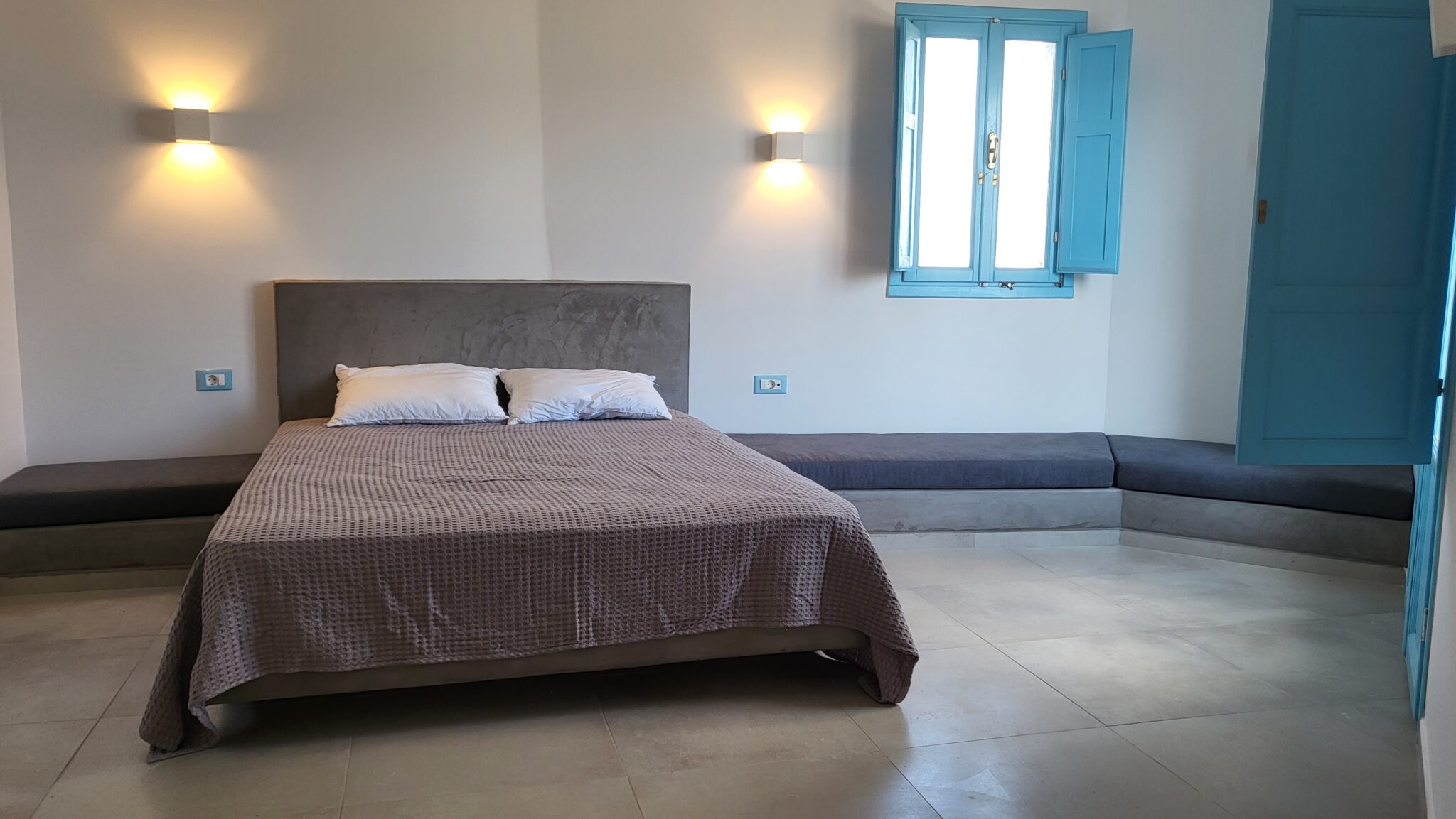 NIKOS HOUSE 18