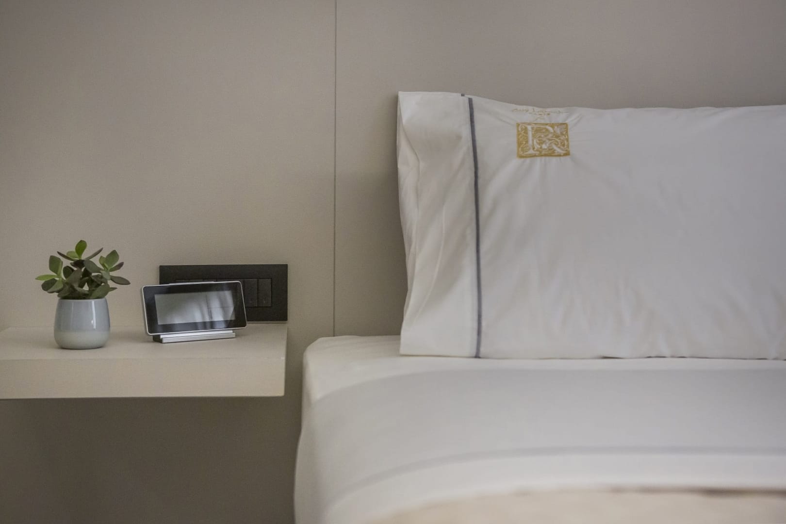 ROYALTY standard-room-2