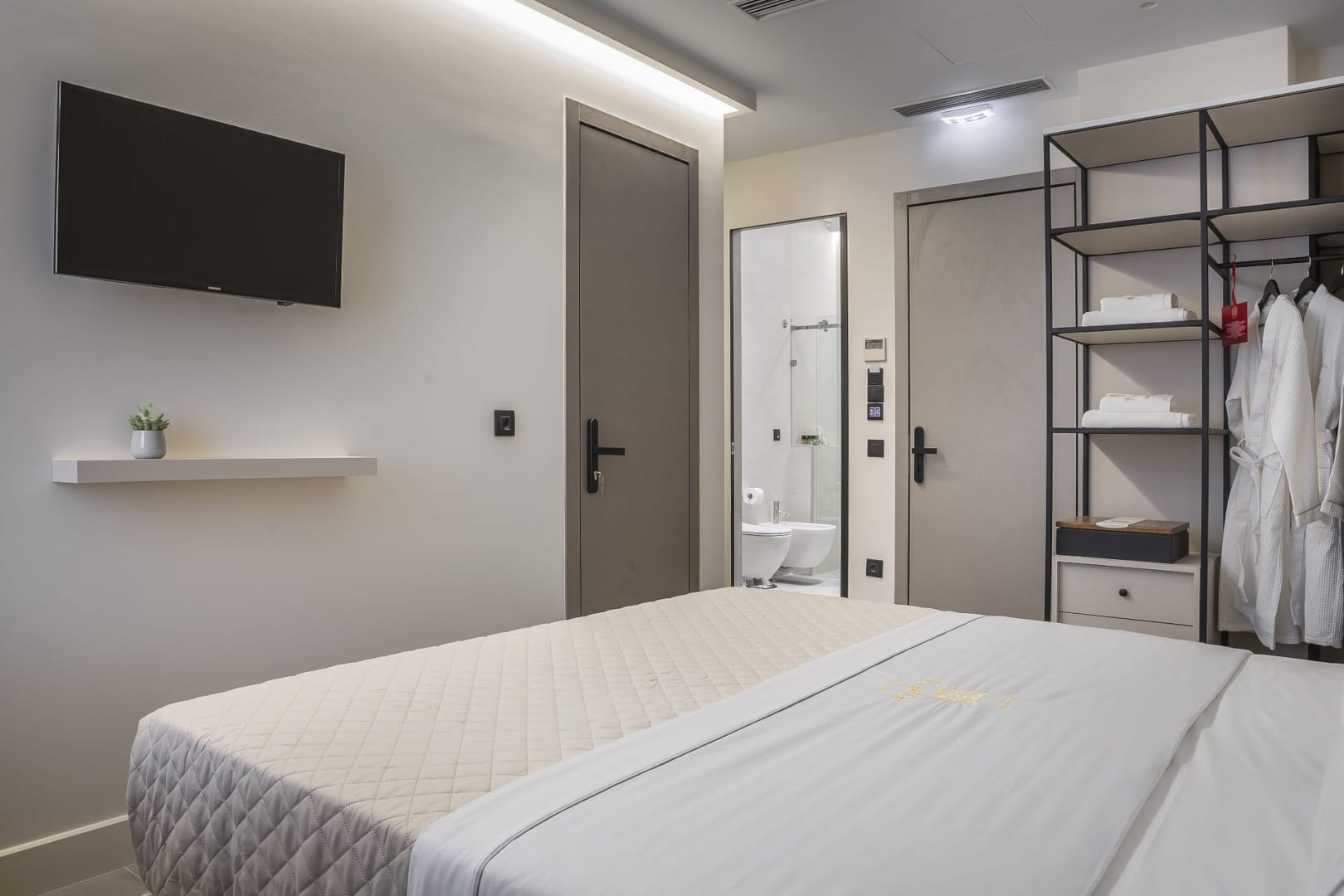 ROYALTY standard-room-205.105