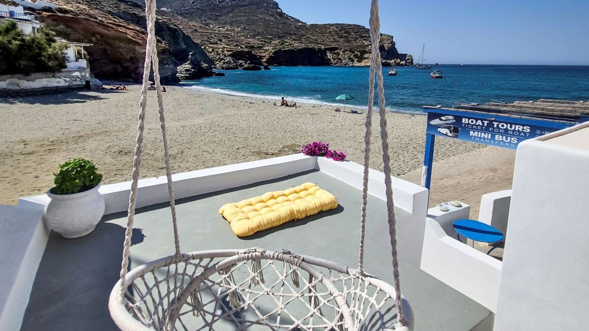 SEAHUGS Camera sulla spiaggia a Folegandros
